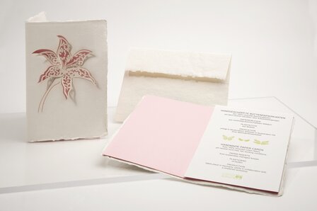 0541 - lelie roze handgeschept papier